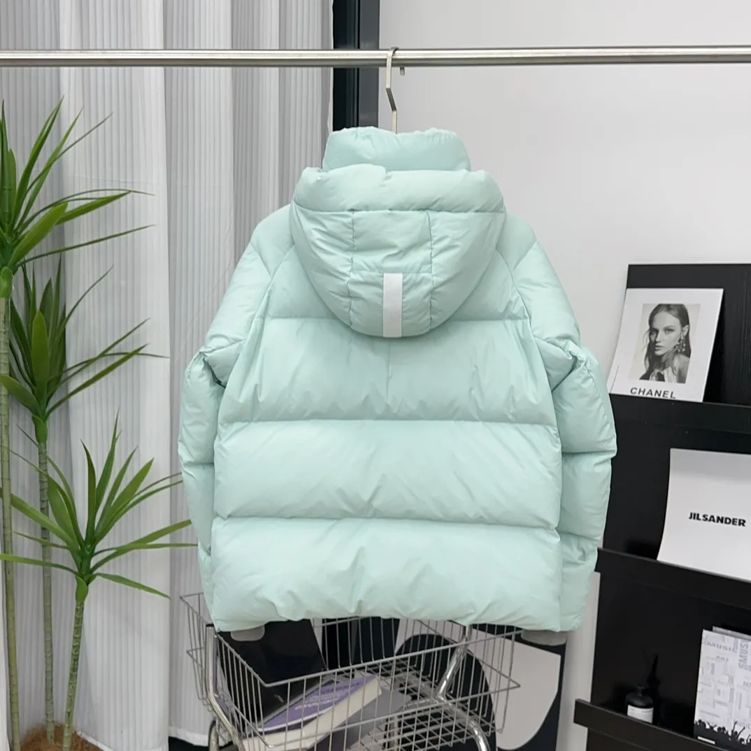 P760 [Melting Blue] Style number: Y109 𝘾𝘼𝙉𝘼𝘿𝘼 𝙂𝙊𝙊𝙎𝙀/Canada Goose 2602LB1 Capsule Series Macaron Parka Size: XS S M Down: National standard 80% white duck down, light weight and strong warmth retention. Fabric: Made of soft EnduraLuxe fabric imported from DuPont, CORDURA, USA, which enhances the durability of easy-to-wear parts, is lightweight and durable; the liner is made of 400T anti-velvet gallbladder, which is comfortable, soft and non-velvet.